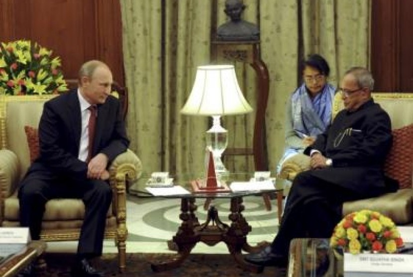File foto Perdana Menteri India Narendra Modi (kanan) dan Vladimir Putin. India dan Rusia sedang mendiskusikan dan kemungkinan akan menandatangani perjanjian teknis militer 10 tahun yang dapat membantu dalam transfer teknologi baru ke India.