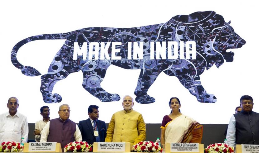 Perdana Menteri India Narendra Modi, tengah, memperkenalkan logo inisiatif 