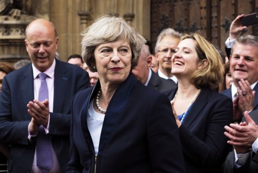 Perdana Menteri Inggris baru Theresa May mendapat tepuk tangan dari anggota parlemen dari Partai Konservatif di Houses of Parliament di London, Senin, 11 Juli 2016.