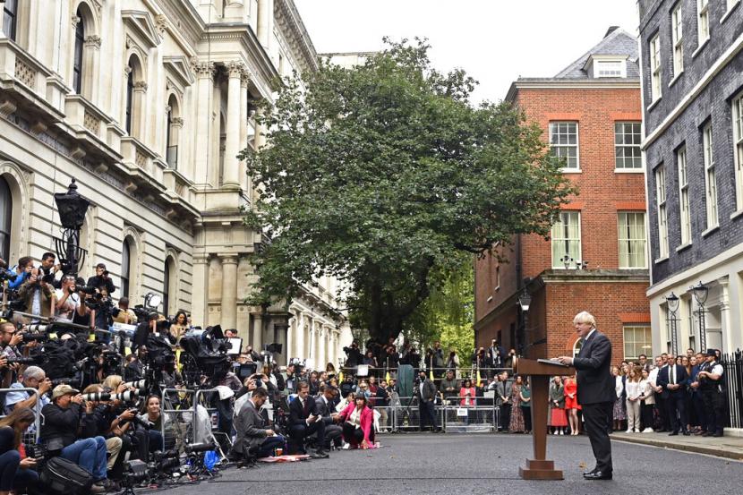 Perdana Menteri Inggris Boris Johnson berbicara di luar Downing Street di London, Selasa, 6 September 2022, sebelum menuju ke Balmoral di Skotlandia, di mana ia akan mengumumkan pengunduran dirinya kepada Ratu Elizabeth II dari Inggris. Kemudian pada hari Selasa Liz Truss secara resmi akan menjadi Perdana Menteri baru Inggris setelah audiensi dengan Ratu.