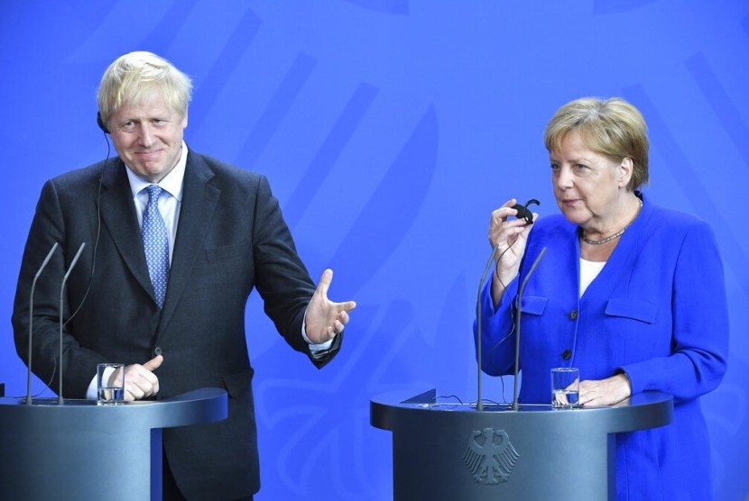 Perdana Menteri Inggris Boris Johnson dan Kanselir Jerman Angela Merkel saat konferensi pers di Berlin, Rabu (21/8).