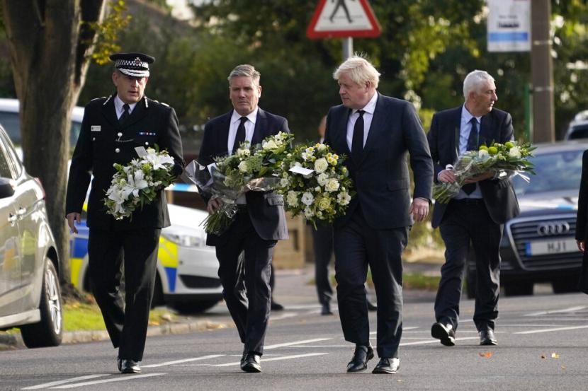 Perdana Menteri Inggris Boris Johnson mengunjungi gereja di mana anggota parlemen David Amess tewas ditikam sehari sebelumnya dalam insiden yang disebut polisi sebagai serangan teroris.