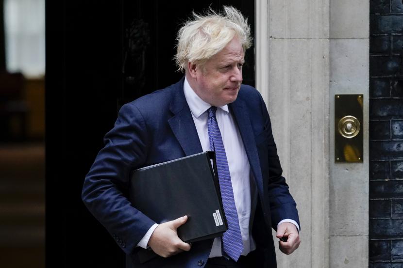 Inggris Minta AS Perpanjang Waktu Evakuasi di Afghanistan. Perdana Menteri Inggris Boris Johnson meninggalkan 10 Downing Street, menuju Parlemen untuk memperdebatkan situasi di Afghanistan, di London, Rabu 18 Agustus 2021. 