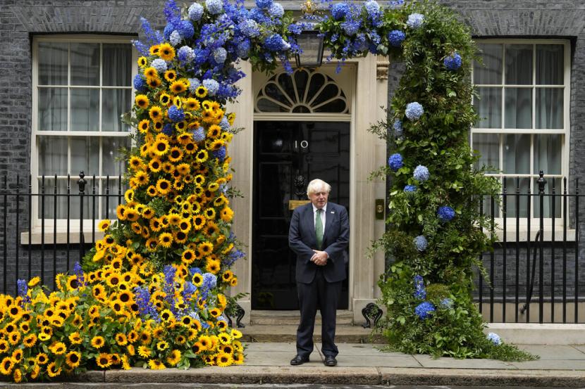 Perdana Menteri Inggris Boris Johnson meninggalkan 10 Downing Street untuk melihat dekorasi bunga dalam warna nasional Ukraina satu hari menjelang Hari Kemerdekaan Ukraina di London, Selasa, 23 Agustus 2022. Inggris mengatakan telah menggelar pembicaraan dengan Ukraina tentang menghapus halangan perdagangan digital antara dua negara.