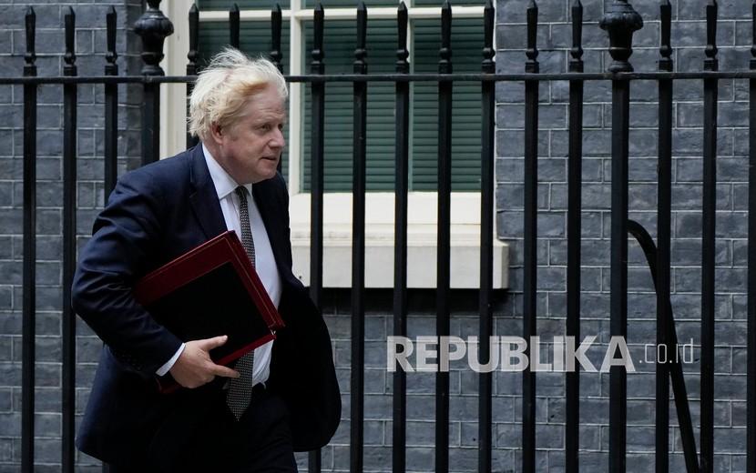  Perdana Menteri Inggris Boris Johnson meninggalkan Downing Street 10, di London, Selasa, 24 Agustus 2021. Foto Boris Johnson merayakan Natal bocor kala Inggris berjibaku dengan varian Omicron. Ilustrasi. 
