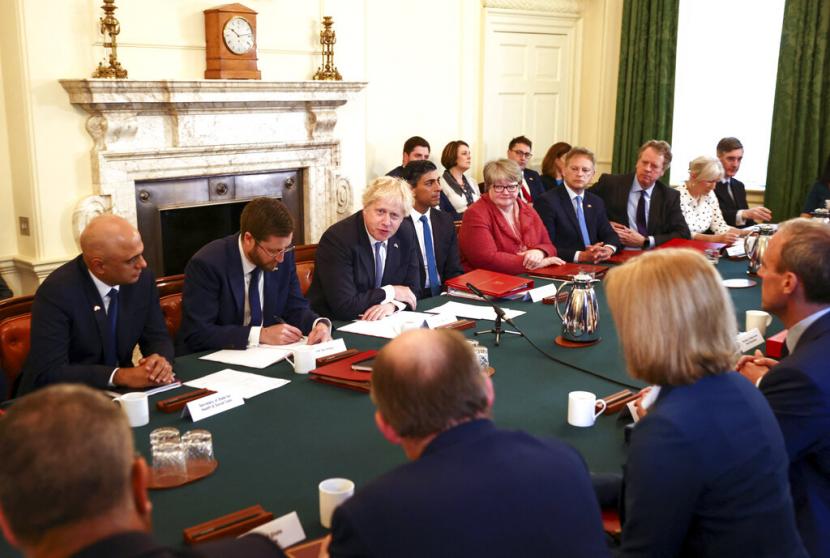 Perdana Menteri Inggris Boris Johnson, tengah atas, berbicara pada rapat kabinet mingguan di 10 Downing Street, London, Selasa, 17 Mei 2022. Inflasi Inggris melonjak ke tingkat tahunan tertinggi sejak 1982. 