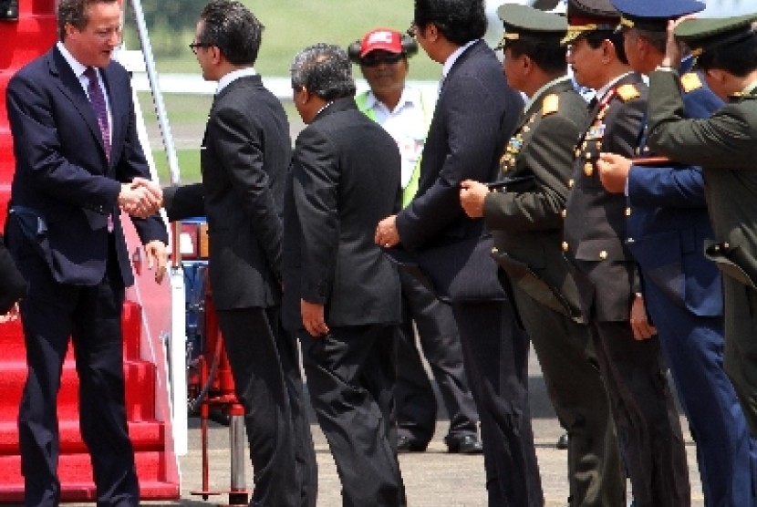 Perdana Menteri Inggris David Cameron (kiri) berjabat tangan dengan Menteri Luar Negeri Marty Natalegawa (kedua kiri) saat tiba di bandara Halim Perdana Kusuma, Jakarta, Rabu (11/4)