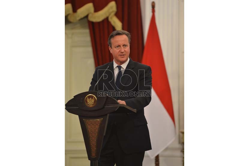 Perdana Menteri Inggris David Cameron menggelar jumpa pers seusai melakukan pertemuan dengan Presiden Joko Widodo di Istana Merdeka, Jakarta, Senin (27/7).