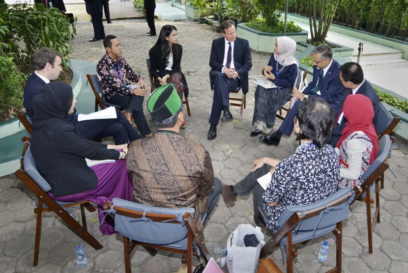 Perdana Menteri Inggris David Cameron (tengah) didampingi Dubes Inggris untuk Indonesia Moazzam Malik (kedua kanan) berdialog dengan pelajar dan mahasiswa muslim Indonesia di halaman Masjid Agung Sunda Kelapa, Jakarta, Selasa (28/7). 
