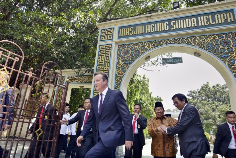 Perdana Menteri Inggris David Cameron (tengah) didampingi Dubes RI untuk Inggris Hamzah Thayeb (kedua kanan) dan Ketua Pengurus Masjid Agung Sunda Kelapa Aksa Mahmud (ketiga kanan) berjalan keluar seusai mengunjungi Masjid Agung Sunda Kelapa, Jakarta, Sela