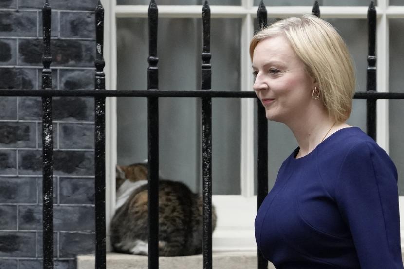Perdana Menteri Inggris Liz Truss meninggalkan 10 Downing Street untuk menghadiri parlemen di London, Jumat, 23 September 2022. Kanselir akan menyampaikan anggaran mini di parlemen. 