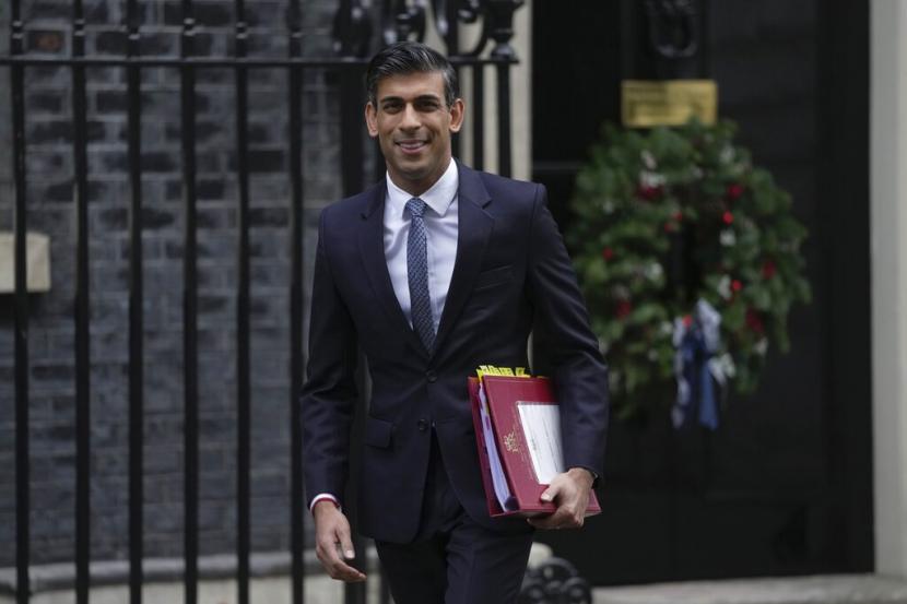 Perdana Menteri Inggris Rishi Sunak berangkat dari 10 Downing Street menuju House of Commons untuk menghadiri acara mingguan Perdana Menteri di London, Rabu, 14 Desember 2022.