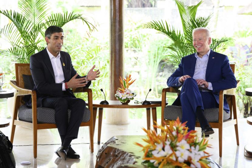 File foto Perdana Menteri Inggris Rishi Sunak (kiri) berbicara dengan Presiden AS Joe Biden dalam pertemuan di KTT G20, Rabu, 16 November 2022, di Nusa Dua, Bali, Indonesia. 