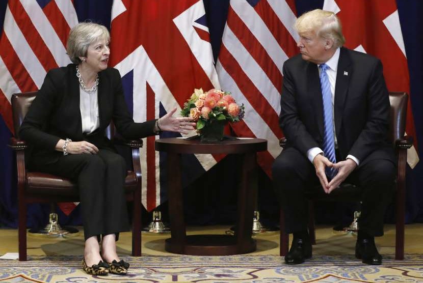 Perdana Menteri Inggris Theresa May berbicara dengan Presiden Amerika Serikat (AS) Donald Trump di pertemuan sela Sidang Umum PBB ke-73, Rabu (26/9) di New York.