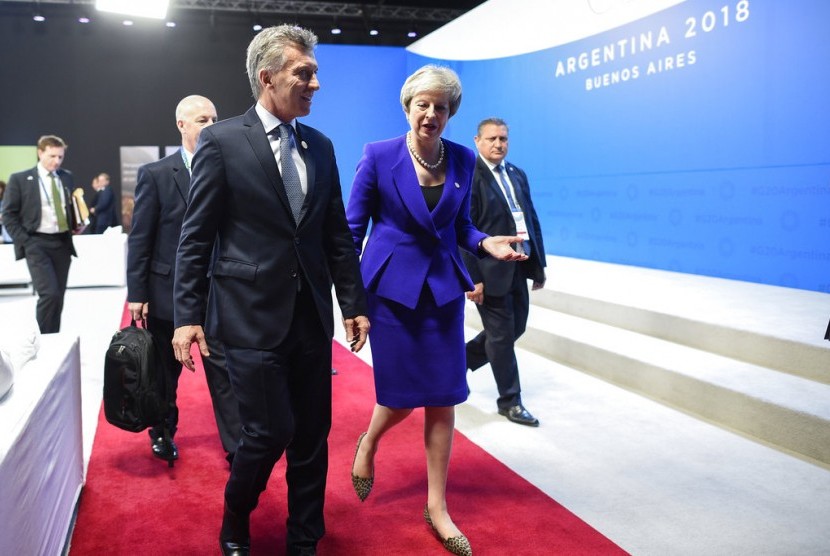 Perdana Menteri Inggris Theresa May berbincang dengan Presiden Argentina Mauricio Macri di sela kegiatan KTT G20 di Buenos Aires, Jumat (30/11).