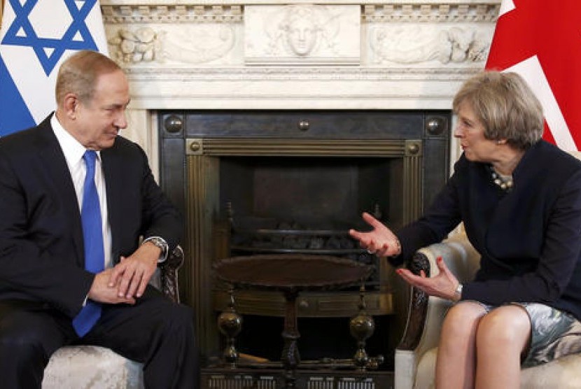 Perdana Menteri Inggris Theresa May bertemu dengan PM Israel Benjamin Netanyahu di Downing Street, London, Senin, 6 Februari 2017.