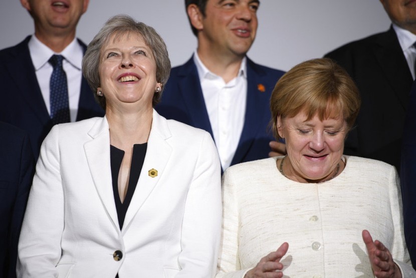 Perdana Menteri Inggris Theresa May dan Kanselir Jerman Angela Merkel dalam pertemuan Western Balkans Summit di Lancaster House di London, Inggris, Selasa (10/7).