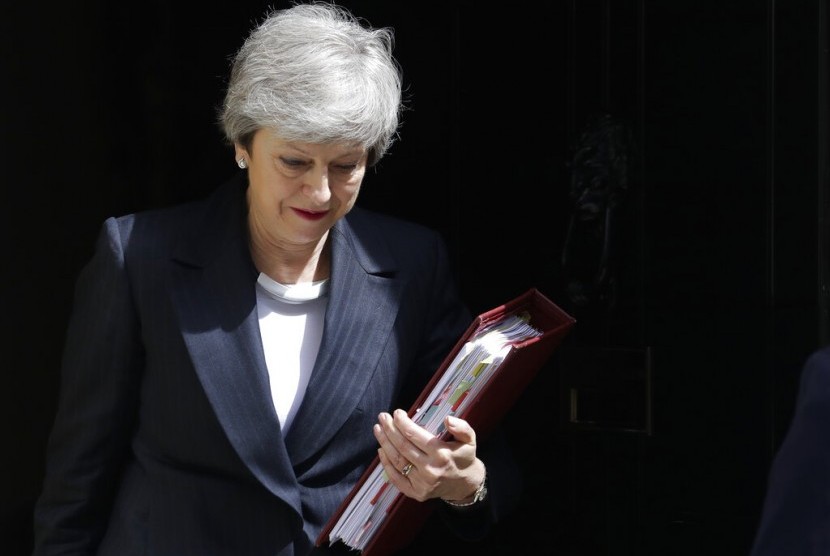 Perdana Menteri Inggris Theresa May keluar dari 10 Downing Street di London, 22 Mei 2019.