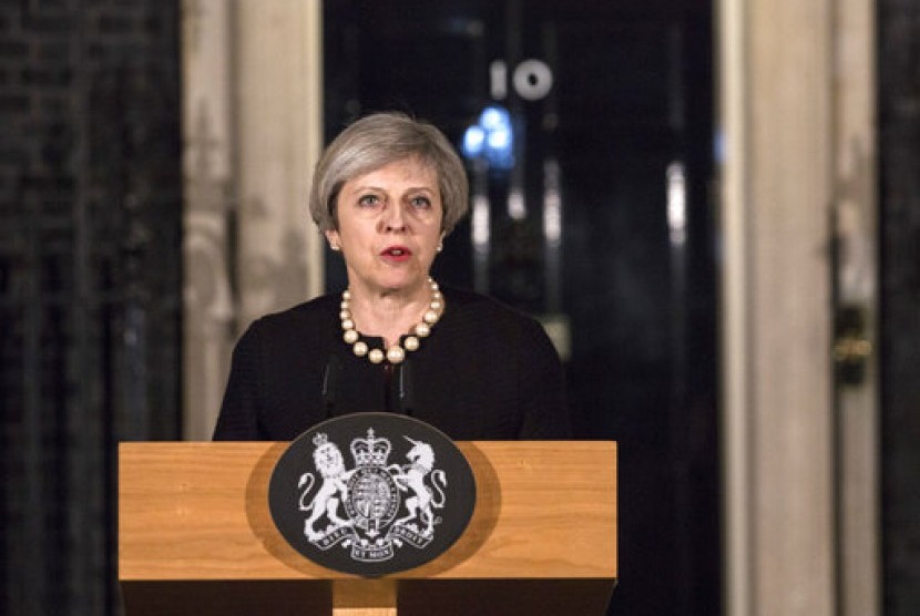 Perdana Menteri Inggris Theresa May memberi pernyataan di 10 Downing Street terkait serangan teror di Gedung Parlemen Inggris, Rabu malam (22/3). 