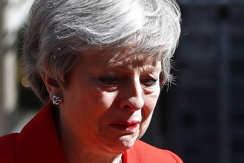 Perdana Menteri Inggris Theresa May saat menyampaikan pidato pengunduran dirinya di luar 10 Downing Street di London, Inggris, Jumat (24/5).