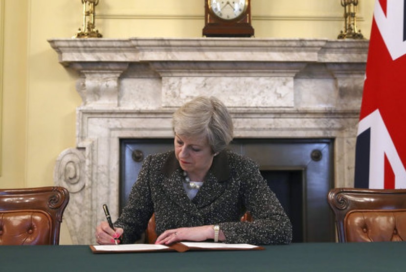 Perdana Menteri Inggris Theresa May telah menandatangani surat pengaktifan Pasal 50 Uni Eropa pada Selasa (28/3). Hal ini menandakan Inggris telah memulai proses hengkangnya dari Uni Eropa atau dikenal dengan istilah Brexit. 
