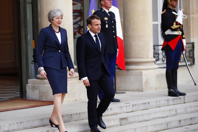 Perdana Menteri Inggris Theresa May usai melakukan pertemuan dengan Presiden Prancis Emmanuel Macron di Elysee Palace di Paris, Prancis, Selasa (9/4). Uni Eropa setuju Brexit diperpanjang hingga 1 Juni 2019. 
