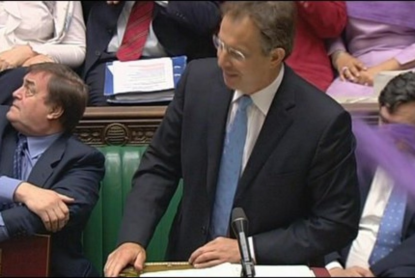 Perdana Menteri Inggris Tony Blair saat dilempari bubuk ungu saat berbicara di parlemen pada 19 Mei 2004..