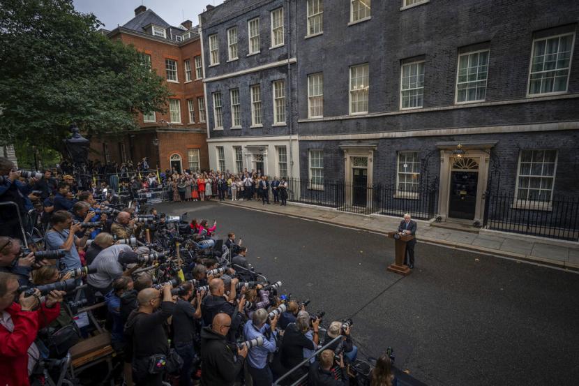 Perdana Menteri Inggris yang akan keluar Boris Johnson berbicara di luar Downing Street di London, Selasa, 6 September 2022 sebelum menuju ke Balmoral di Skotlandia, di mana ia akan mengumumkan pengunduran dirinya kepada Ratu Elizabeth II dari Inggris. Kemudian pada hari Selasa Liz Truss secara resmi akan menjadi Perdana Menteri baru Inggris setelah audiensi dengan Ratu.