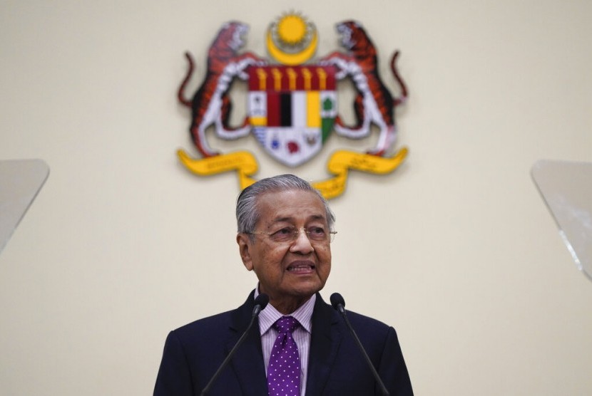 Perdana Menteri Interim Malaysia, Mahathir Mohamad, berbicara di hadapan media, Kamis (27/2). 