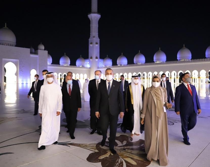 PM Irak Kunjungi Masjid Agung Sheikh Zayed. Perdana Menteri Irak Mustafa Al Kadhimi mengunjungi Masjid Agung Sheikh Zayed (SZGMC) sebagai bagian dari kunjungan resminya ke Uni Emirat Arab (UEA), Ahad (4/4).