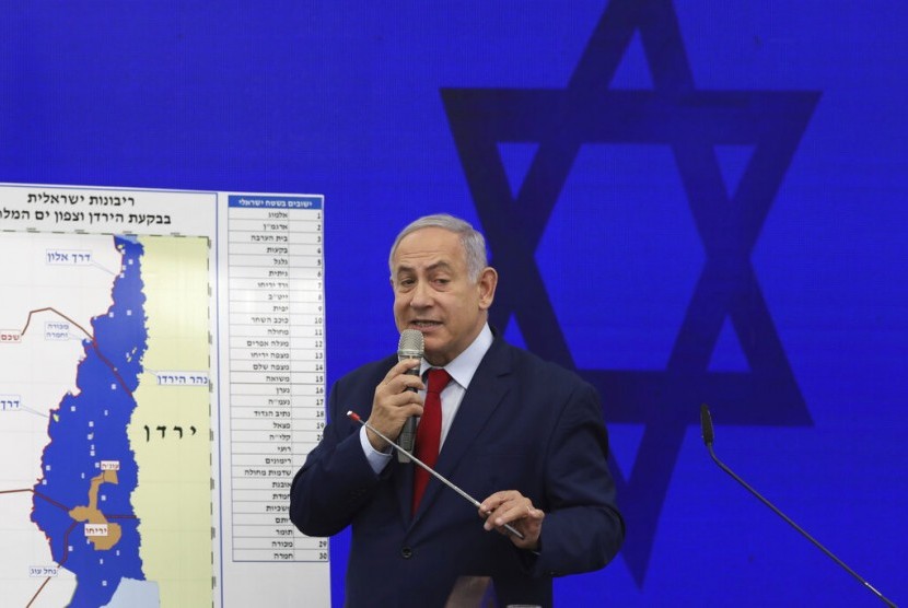 Perdana Menteri Israel Benjamin Netanyahu berbicara dalam konferensi pers di el Aviv, Israel, Selasa (10/9). Netanyahu berjanji menganeksasi Tepi Barat jika ia terpilih pekan depan.