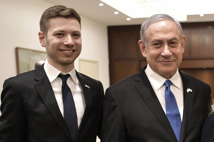 Perdana Menteri Israel Benjamin Netanyahu, kedua dari kiri, dan putranya Yair, kiri, berpose untuk foto di Tel Aviv, Israel, 23 Januari 2020.