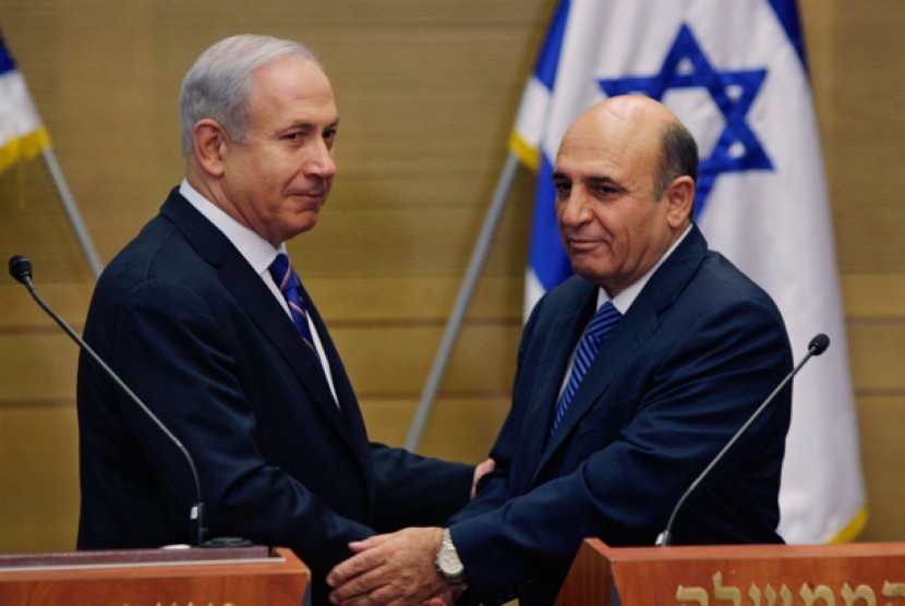 Perdana Menteri Israel Benjamin Netanyahu, kiri dan pemimpin partai Kadima, Shaul Mofaz berjabat tangan sebelum menggelar konferensi pers mengumukan koalisi baru pemerintahan di Jerusalem, Selasa (8/5/2012)