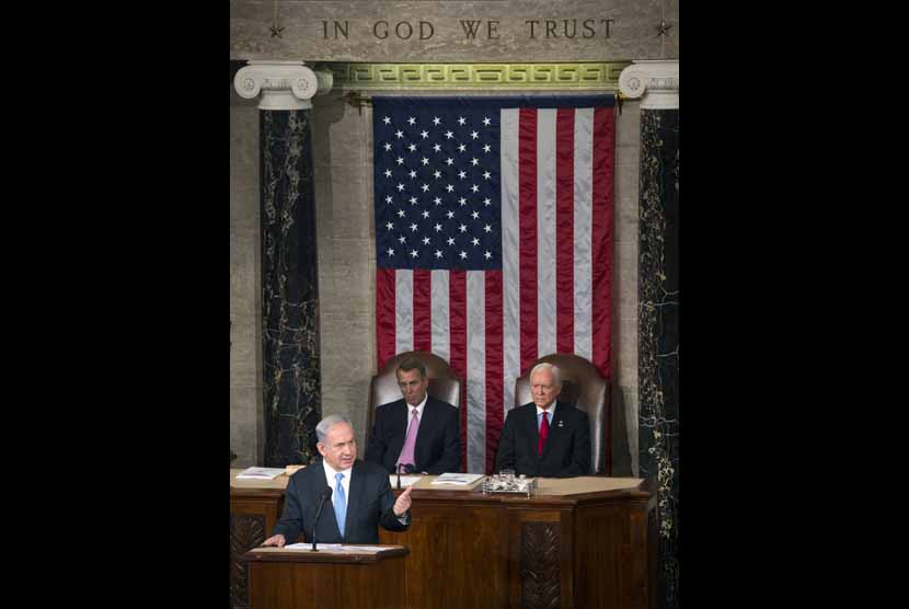 Perdana Menteri Israel, Benjamin Netanyahu (kiri), menyampaikan pidato dalam Kongres AS di Washington, Selasa (3/3). 