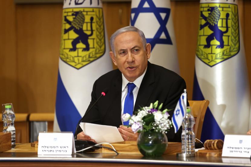 Perdana Menteri Israel Benjamin Netanyahu menghadiri rapat kabinet khusus pada kesempatan Hari Yerusalem, di gedung Kotamadya Yerusalem, di Yerusalem, Minggu, 9 Mei 2021.