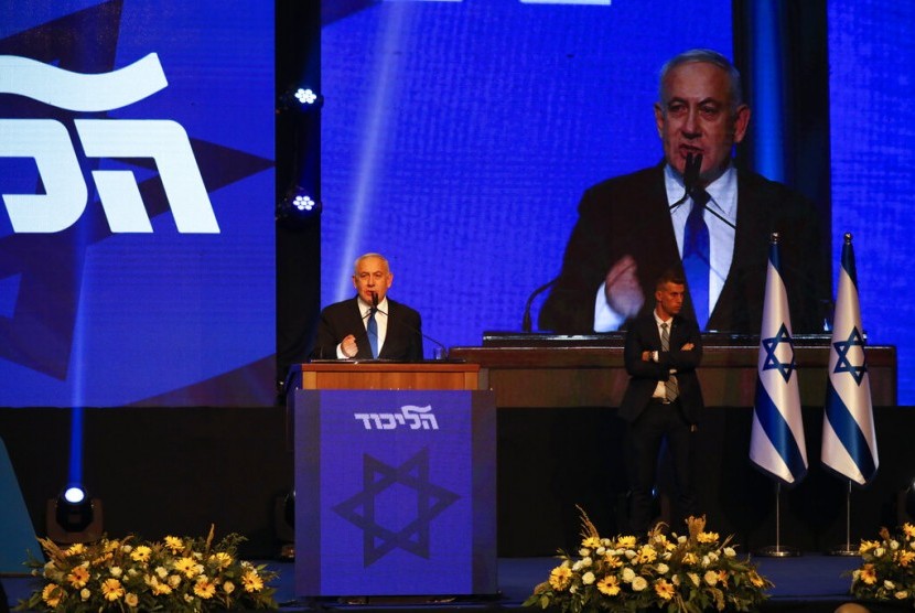 Perdana Menteri Israel Benjamin Netanyahu menyapa pendukungnya di markas Partai Likud usai pemilu di Tel Aviv, Israel, Rabu (18/9).
