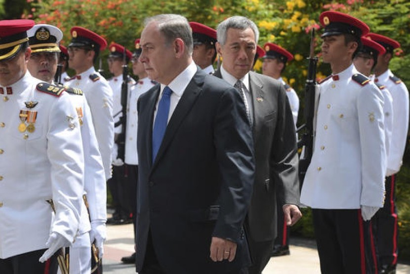 Perdana Menteri Israel Benjamin Netanyahu (tengah kiri) berjalan bersama PM Singapura Lee Hsien Loong saat penyambutan kedatangan Netanyahu di Istana Kepresidenan Singapura, Senin (20/2)