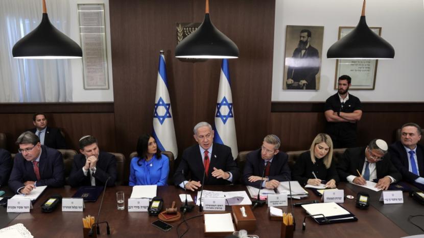 Perdana Menteri Israel Benjamin Netanyahu (tengah) memberi arahan rutin dalam pertemuan kabinet di kantornya, Yerusalem, Ahad (30/7/2023).