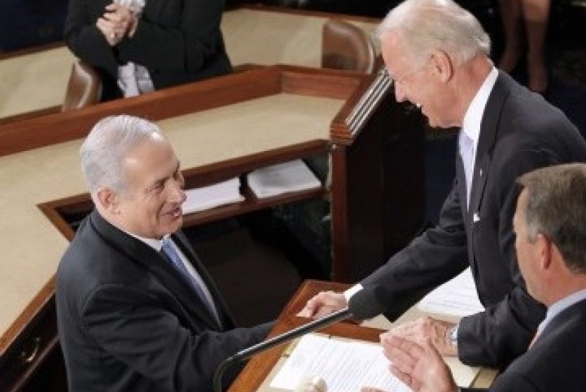 Perdana Menteri Israel Benyamin Netanyahu bersalaman dengan Wapres AS Joe Biden. Foto ilustrasi.
