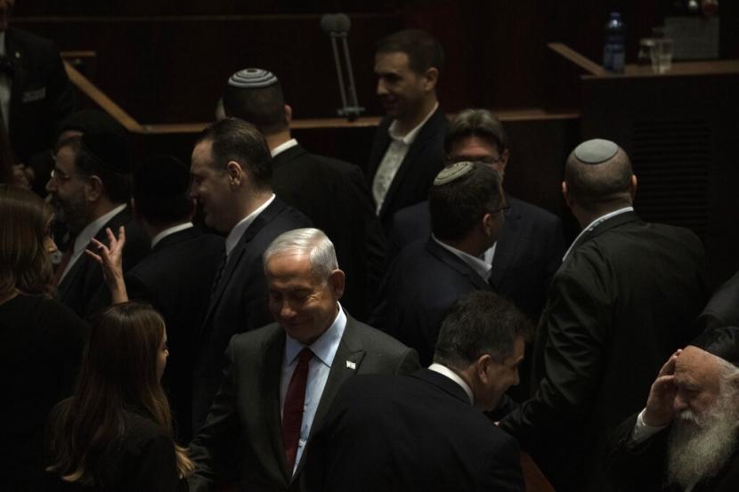Perdana Menteri Israel menunjuk Benjamin Netanyahu, kiri tengah, setelah Yariv Levin terpilih sebagai Ketua Knesset, parlemen Israel, di Yerusalem, Selasa, 13 Desember 2022.