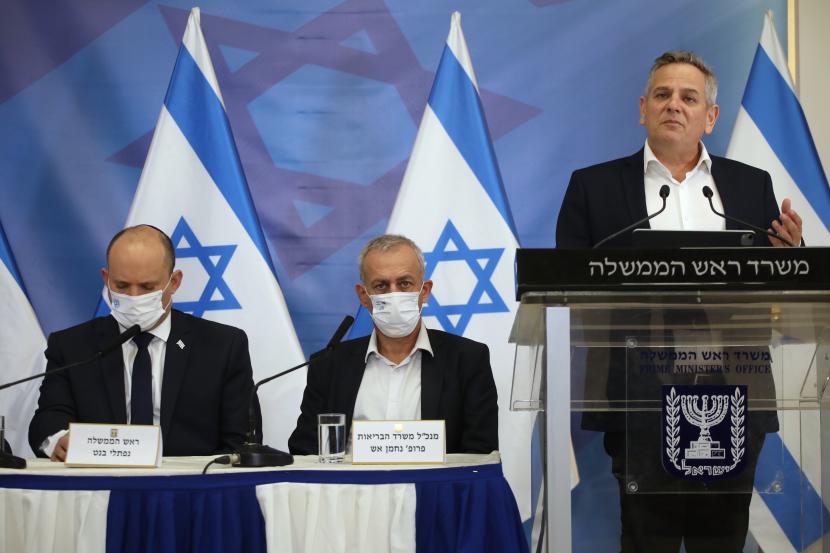 Perdana Menteri Israel Naftali Bennett (kiri) dan Menteri Kesehatannya Nitzan Horowitz (kanan) saat konferensi pers mengenai varian korona baru di Tel Aviv, Israel. Israel mencabut mandat penggunaan masker dalam ruangan karena kasus baru Covid-19 terus menurun