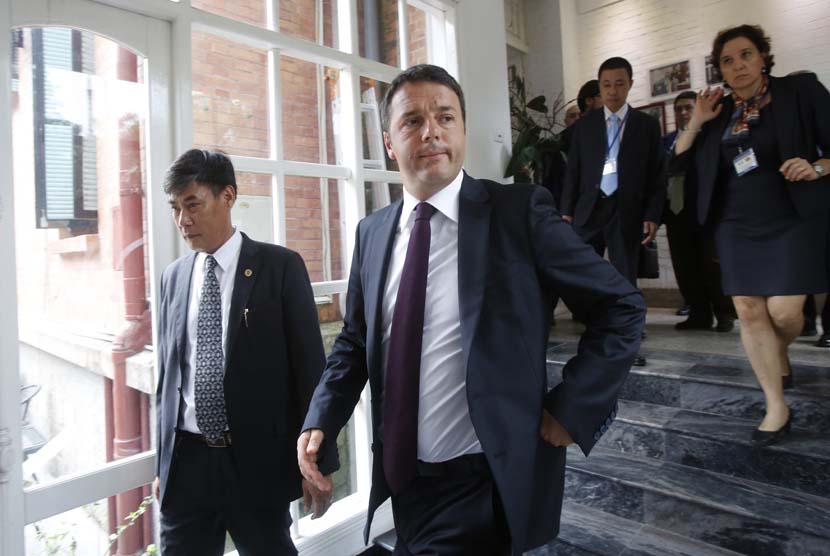 Perdana Menteri Italia Matteo Renzi, tiba untuk pertemuan dengan pengusaha Italia setelah sarapan di Casa Italia (House of Italia) Hanoi 10 Juni 2014. 