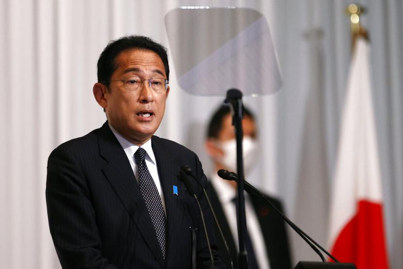 Perdana Menteri Jepang dan pemimpin Partai Demokrat Liberal, Fumio Kishida, berbicara selama konferensi pers setelah hasil pemilihan Majelis Tinggi di markas partai pada Senin, 11 Juli 2022, Tokyo, Jepang.