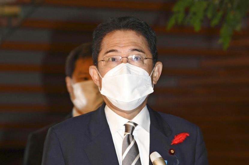 Perdana Menteri Jepang Fumio Kishida berbicara kepada media di kantornya di Tokyo Kamis pagi, 10 Oktober. 6 Februari 2022. Korea Utara meluncurkan dua rudal balistik ke arah perairan timurnya pada hari Kamis, ketika Amerika Serikat mengerahkan kembali salah satu kapal induknya di dekat Semenanjung Korea sebagai tanggapan atas peluncuran rudal berkemampuan nuklir kuat Pyongyang sebelumnya di atas Jepang.