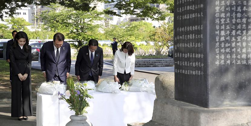 Perdana Menteri Jepang Fumio Kishida dan Presiden Korea Selatan Yoon Suk-yeol pada Ahad (21/5/2023) berdoa bersama di sebuah monumen peringatan untuk para korban bom atom Korea 1945 di Hiroshima. 