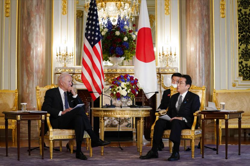 Perdana Menteri Jepang Fumio Kishida, kanan, berbicara dengan Presiden AS Joe Biden selama pertemuan bilateral di Istana Akasaka, Senin, 23 Mei 2022, di Tokyo.