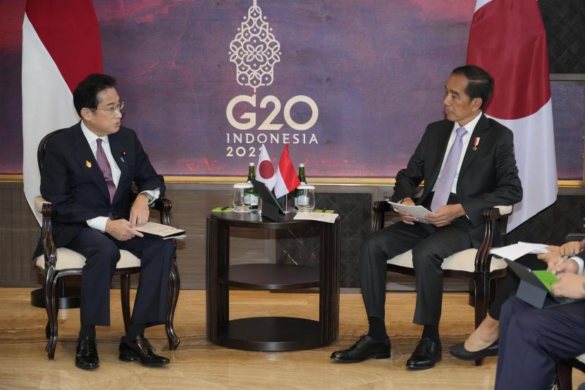  Perdana Menteri Jepang Fumio Kishida (kiri) berbicara dengan Presiden Indonesia Joko Widodo dalam pertemuan bilateral menjelang KTT G20 di Nusa Dua, Bali, Indonesia, Senin, 14 November 2022. 