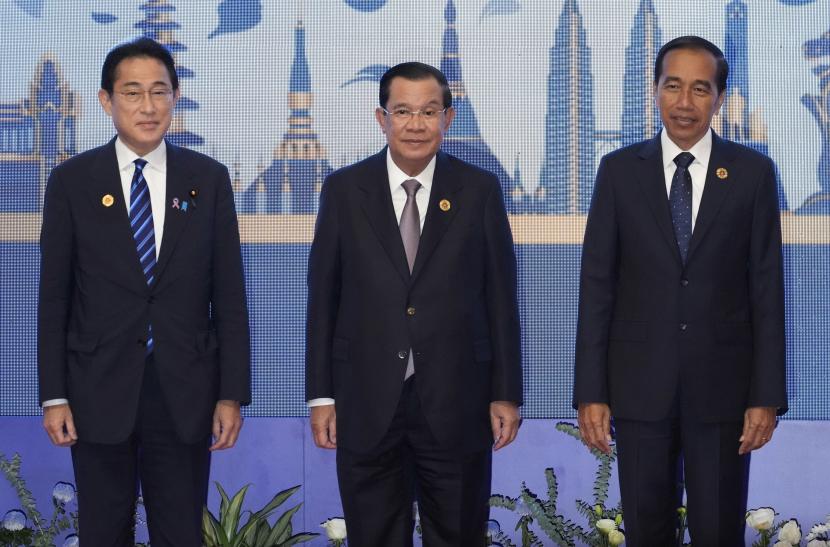  Perdana Menteri Jepang Fumio Kishida (kiri) Perdana Menteri Kamboja Hun Sen dan Presiden Indonesia Joko Widodo, berfoto bersama selama KTT ASEAN – Jepang di Phnom Penh, Kamboja, Sabtu, 12 November 2022.