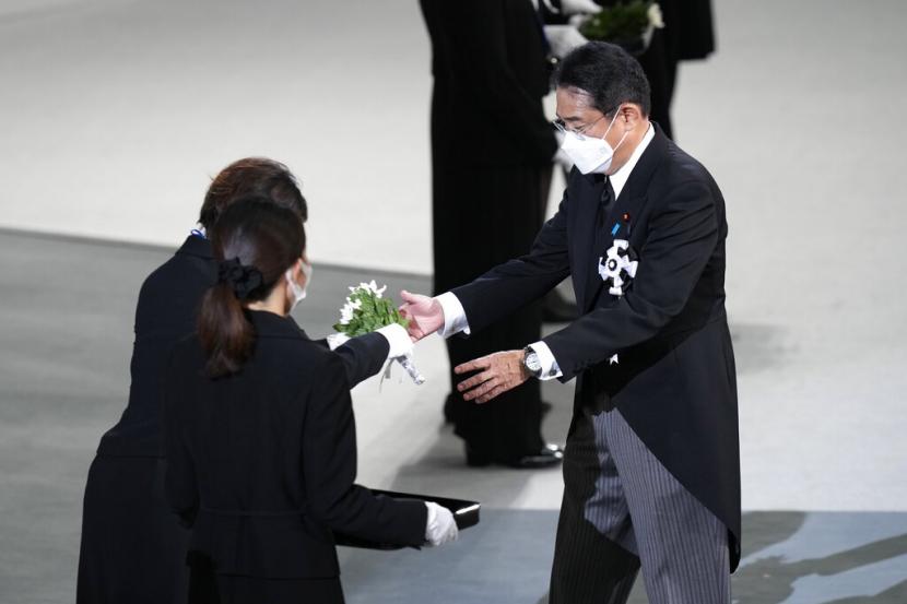 Perdana Menteri Jepang Fumio Kishida meletakkan bunga di altar selama pemakaman kenegaraan mantan Perdana Menteri Jepang Shinzo Abe yang terbunuh Selasa 27 September 2022, di Nippon Budokan di Tokyo.