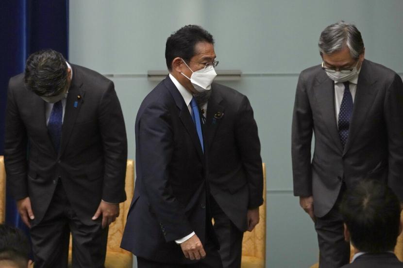 Perdana Menteri Jepang Fumio Kishida pergi setelah konferensi pers di kediaman resmi perdana menteri di Tokyo Rabu, 31 Agustus 2022. Kishida mengatakan partai yang berkuasa akan memutuskan hubungan dengan Gereja Unifikasi menyusul skandal melebar yang dipicu oleh pembunuhan mantan pemimpin Shinzo Abe 